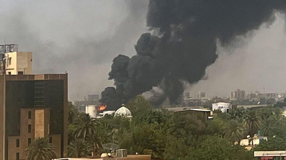 أعمدة دخان تتصاعد في سماء العاصمة الخرطوم جراء القتال