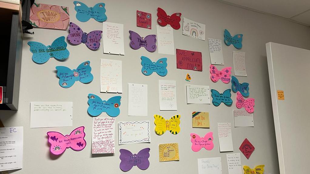 La doctora Tien cuelga en una pared de su oficina los mensajes de agradecimiento de sus pacientes.