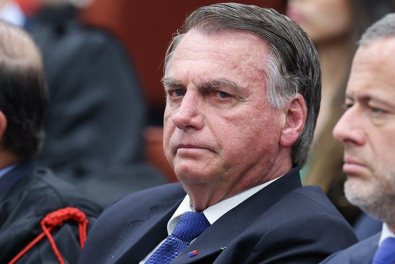 Foto de Jair Bolsonaro na sede da Primeira Turma do STF, olhando de lado para o fotógrafo