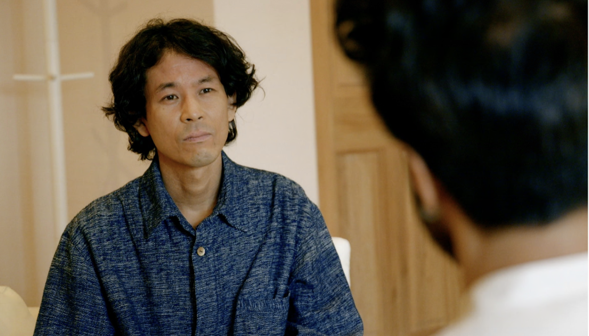 O terapeuta Nobuki Yamaguchi sendo entrevistado para o documentário