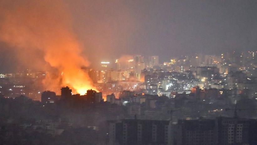 Las llamas y el humo se elevan en un área atacada por un ataque aéreo israelí en los suburbios del sur de Beirut, el 6 de octubre de 2024.