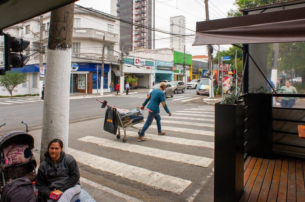 Pessoas andando na rua do Tatuapé