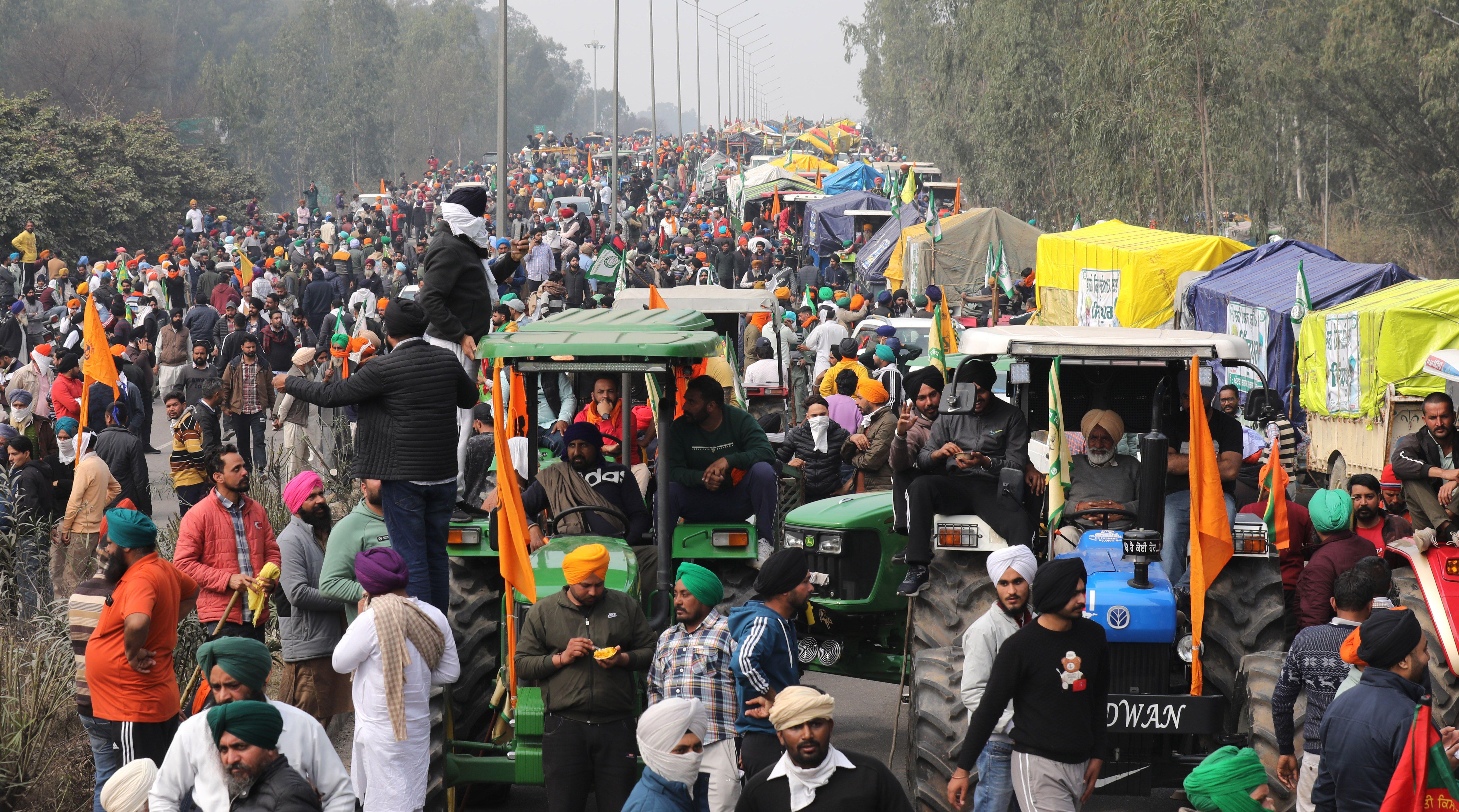 Protesto de agricultores de Punjab na fronteira de Shambhu Haryana com Punjab, a 250 quilômetros de Delhi, Índia