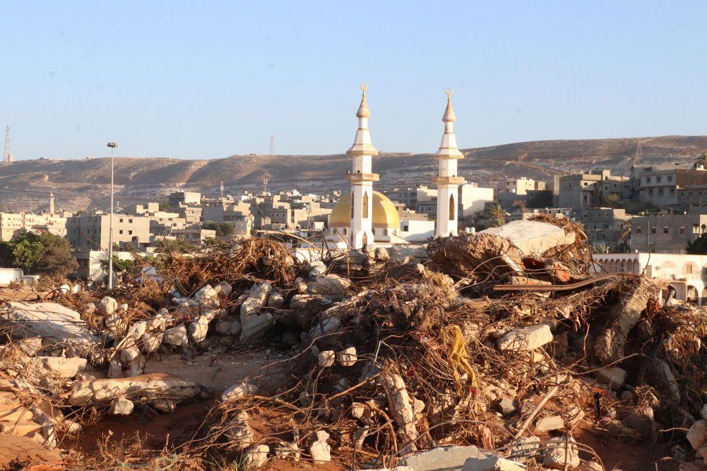 Imagen de mezquita al fondo con escombros. 