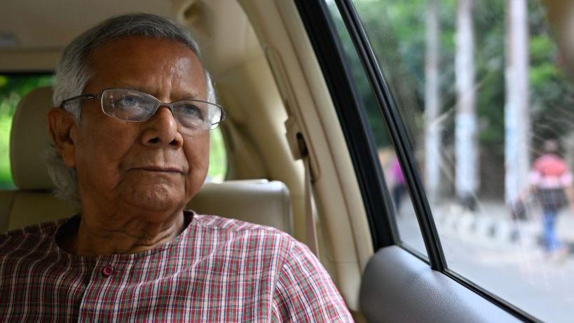 Muhammad Yunus dentro de um carro