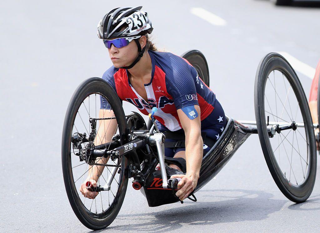 Oksana compitiendo en ciclismo 