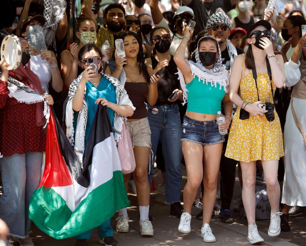Un grupo de estudiantes se manifiesta en Washington con una bandera palestina. 