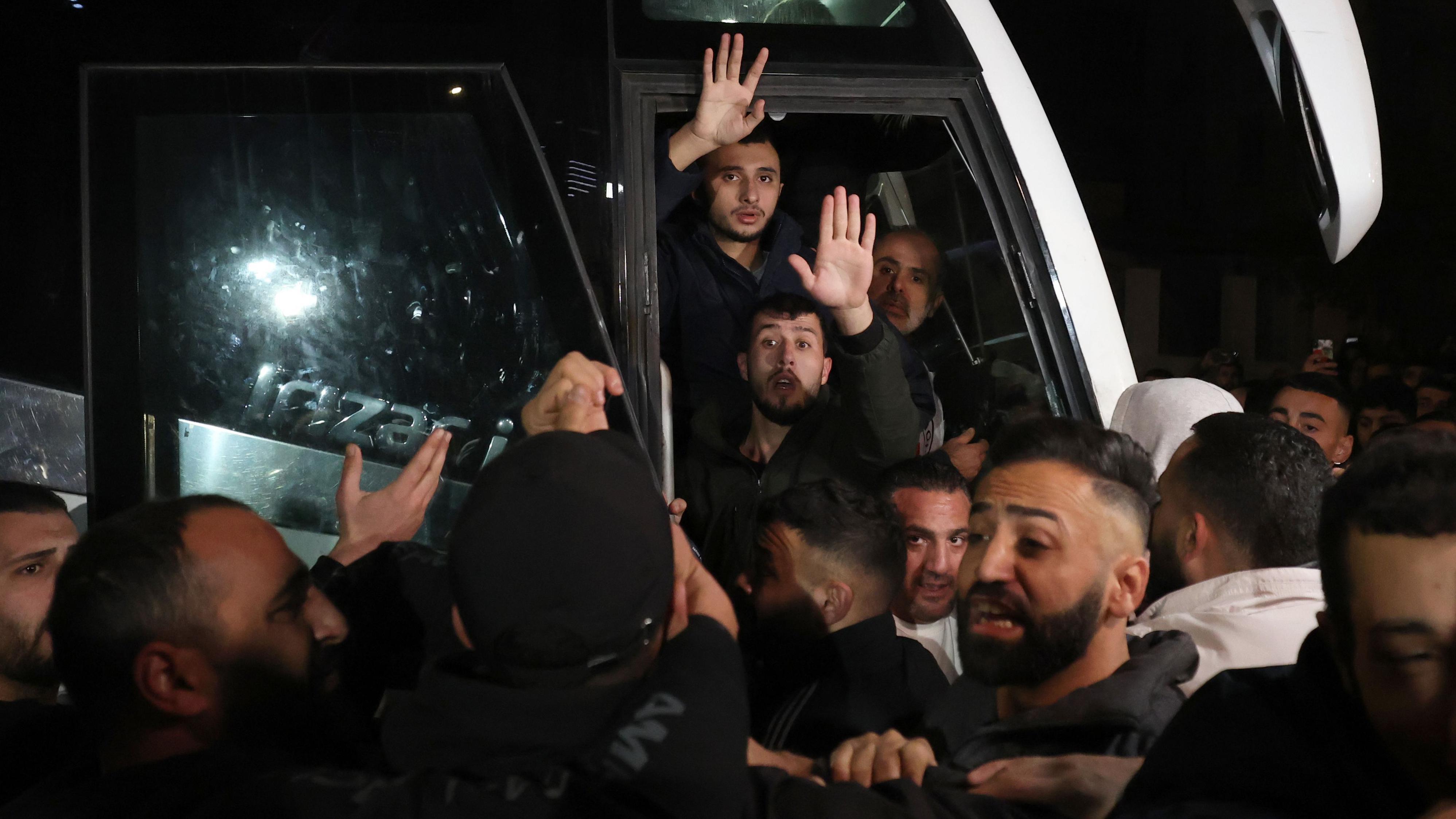 الإفراج عن معتقلين فلسطينيين خلال صفقة سابقة بين حماس وإسرائيل