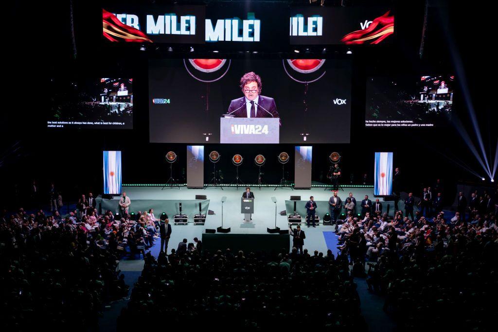 Milei dando su discurso en el congreso "Viva 24" en Madrid.