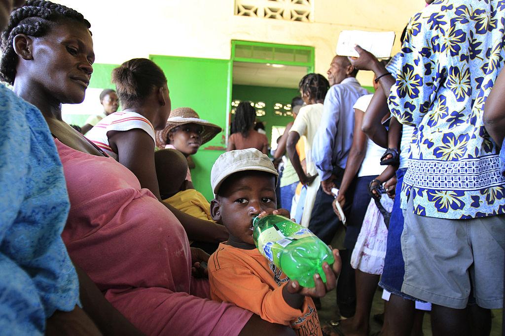 Una mujer embarazada y su hijo esperan para ver a un médico en Ounamenthe, en la frontera con República Dominicana, el 27 de octubre de 2010.