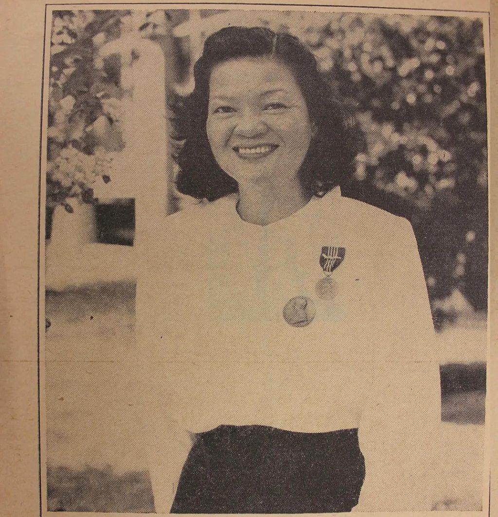 Josefina Guerrero exibindo suas medalhas