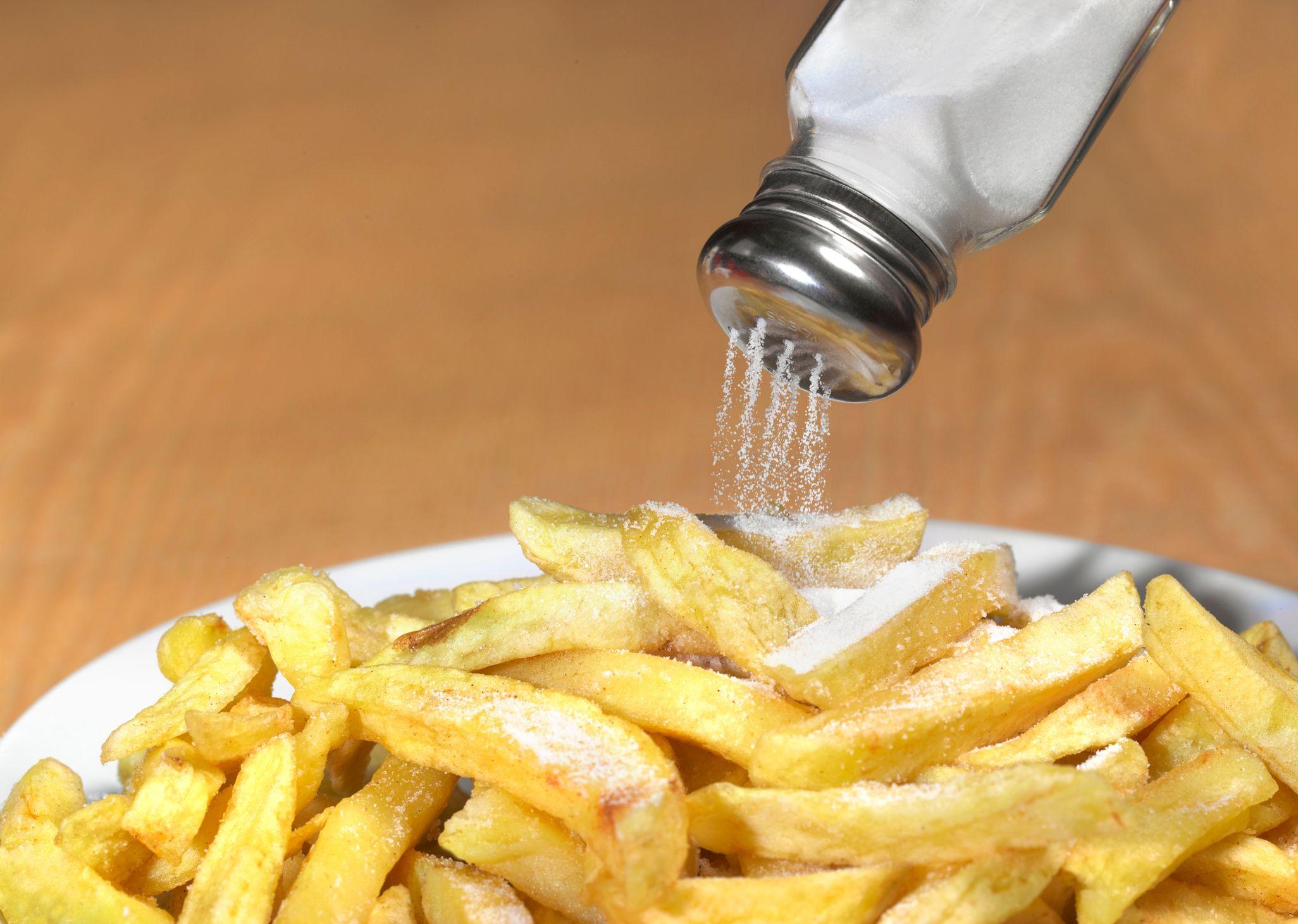 Saleiro e prato de batatas fritas