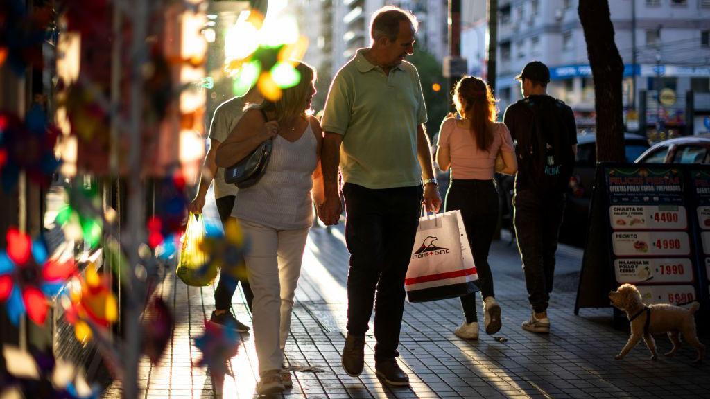 Personas caminando en Buenos Aires, 2024. 