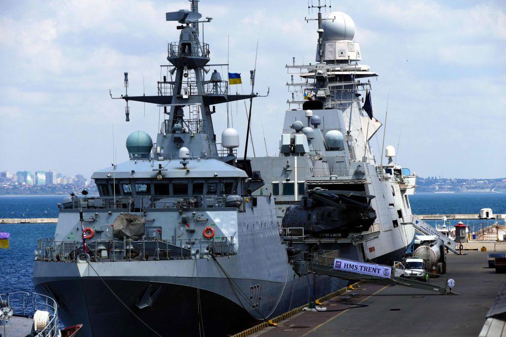 HMS Trent en le puerto de Odesa en julio de 2021