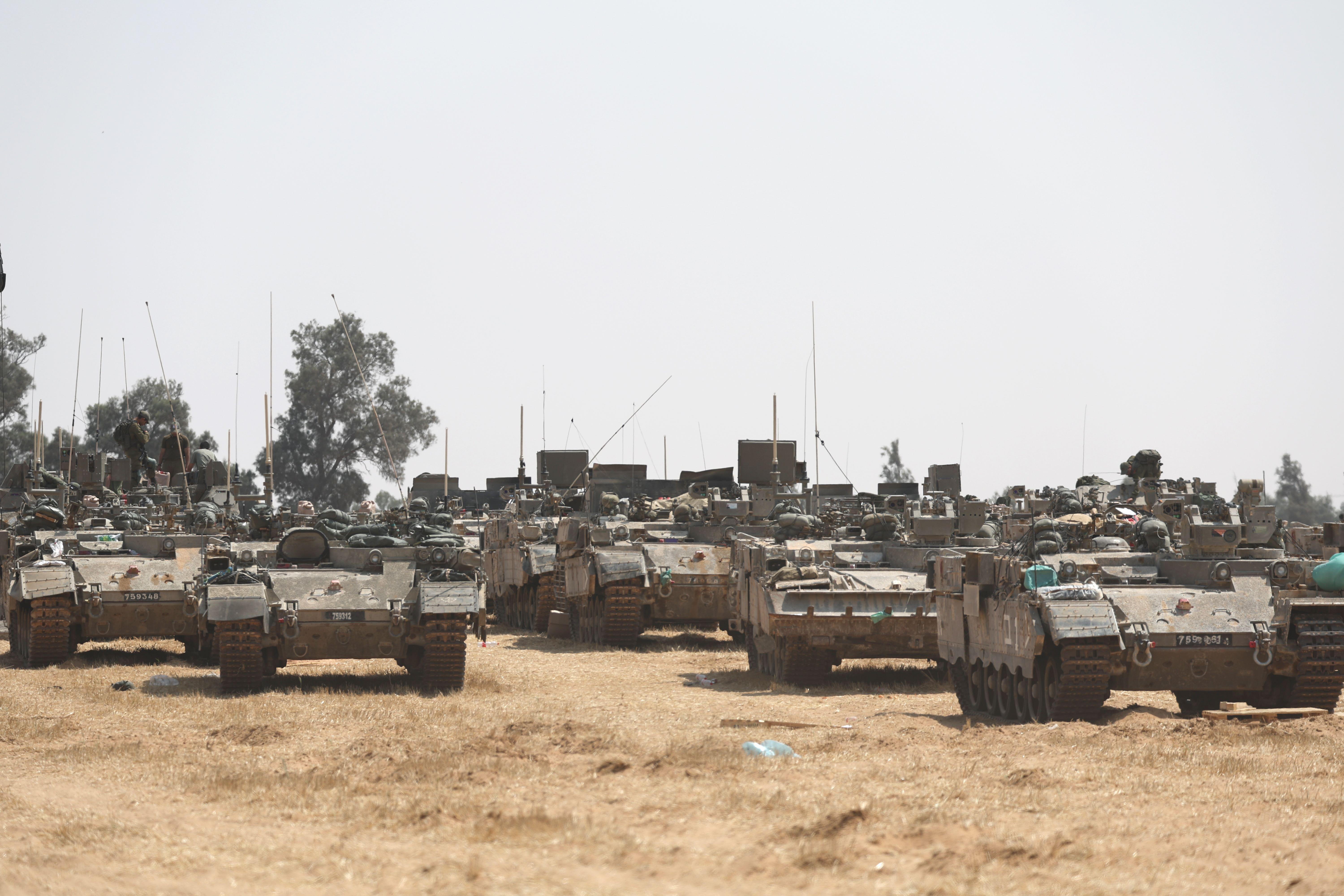 جنود إسرائيليون بمركبات عسكرية يتجمعون في موقع على الحدود الجنوبية الإسرائيلية مع قطاع غزة، بالقرب من مدينة رفح الفلسطينية