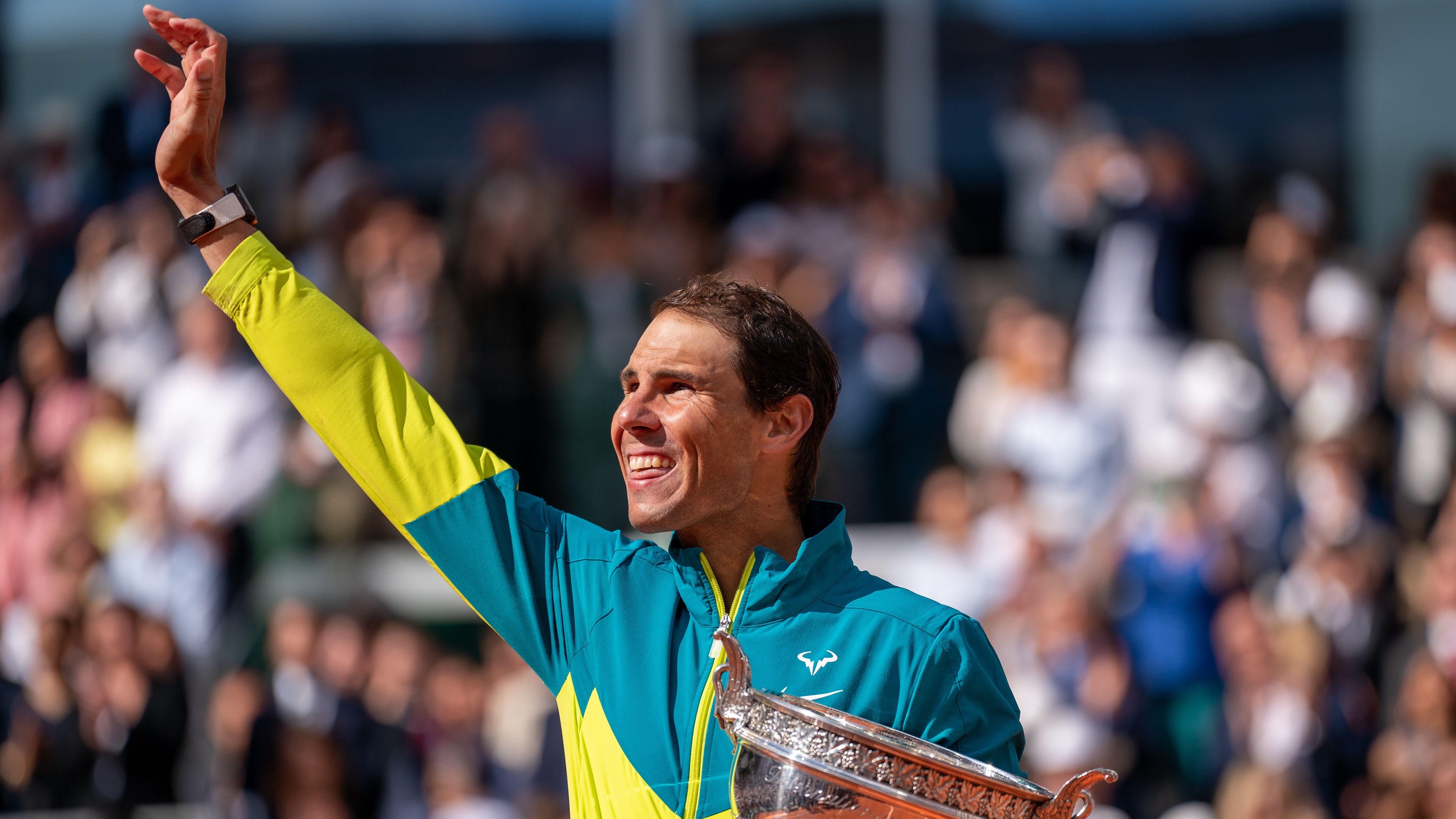 Rafael Nadal saluda a la multitud en el Abierto de Francia de 2022.