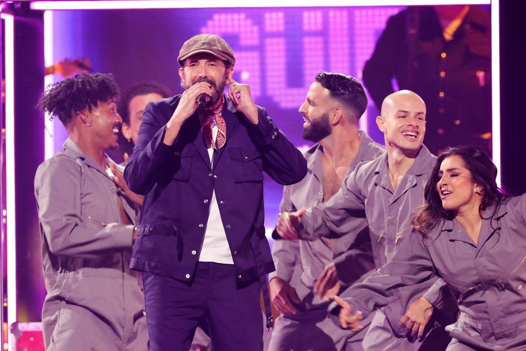 Juan Luis Guerra interpreta "Mambo 23" en los Latin Grammy. 