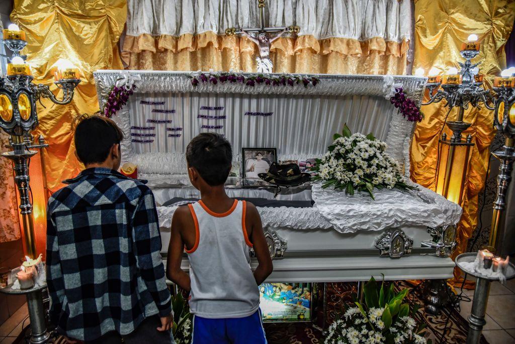 Funeral de un niño filipino de 14 años abatido por la policía en el marco de la "guerra contra las drogas" en un suburbio de Manila en 2018.