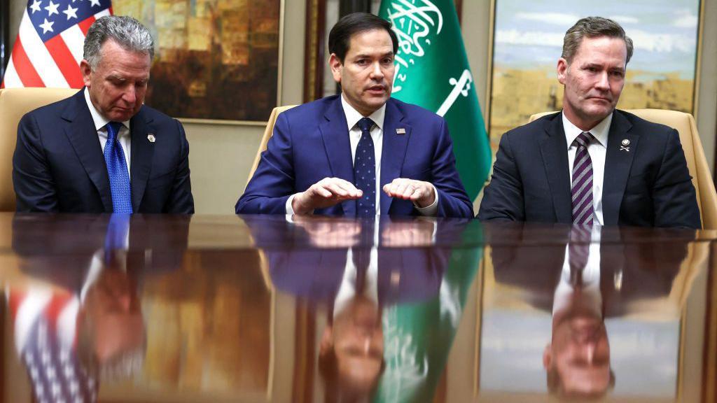 El secretario de Estado Marco Rubio (centro), el asesor de seguridad nacional, Mike Waltz (derecha) y el enviado especial para Oriente Medio, Steve Witkoff (izquierda) 