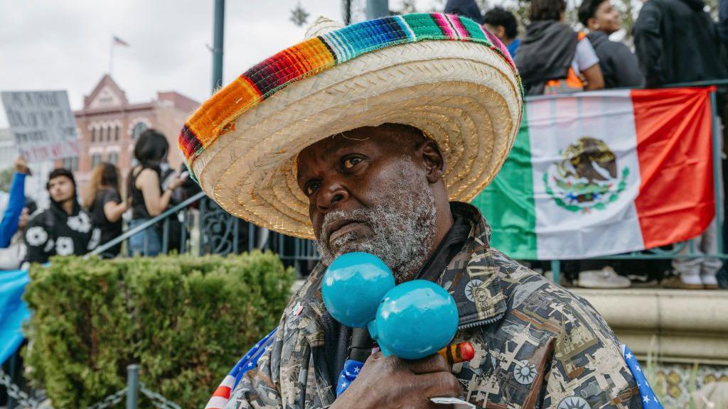 Manifestante mexicano contra Donadl Trump.