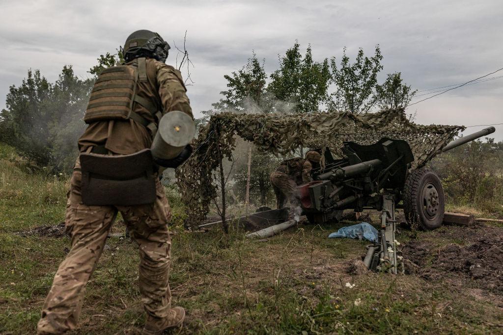 أعاد الجنود الأوكرانيون تذخير مدفعيتهم بقذائف لضرب باخموت، أوكرانيا، 22 يوليو/تموز 2023 