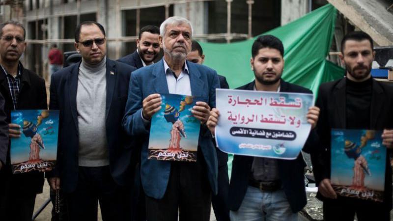 فلسطینی صحافی الاقصیٰ ٹی وی پر اسرائیلی حملے کے خلاف احتجاج کرتے ہوئے