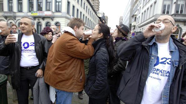 Pessoas fazem a 'overdose homepática coletiva' em 2011 na cidade de Bruxelas, Bélgica
