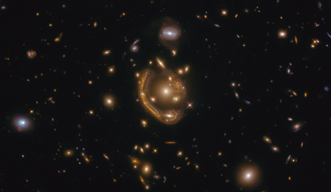 วงแหวนไอน์สไตน์ปรากฏที่กระจุกกาแล็กซีแห่งหนึ่งในกลุ่มดาว Fornax ของท้องฟ้าซีกโลกใต้