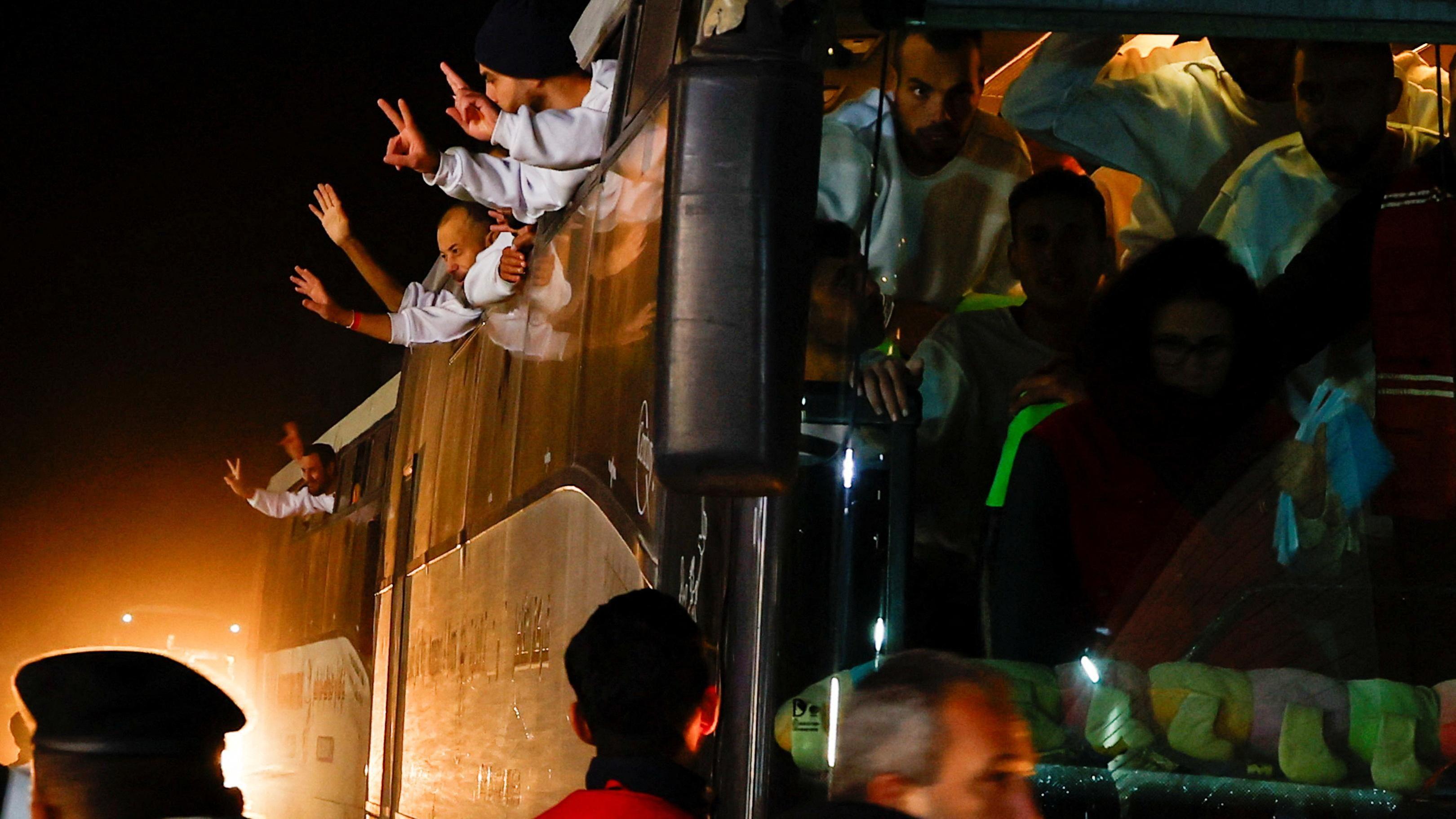 مجموعة من السجناء الفلسطينيين بعد الإفراج عنهم