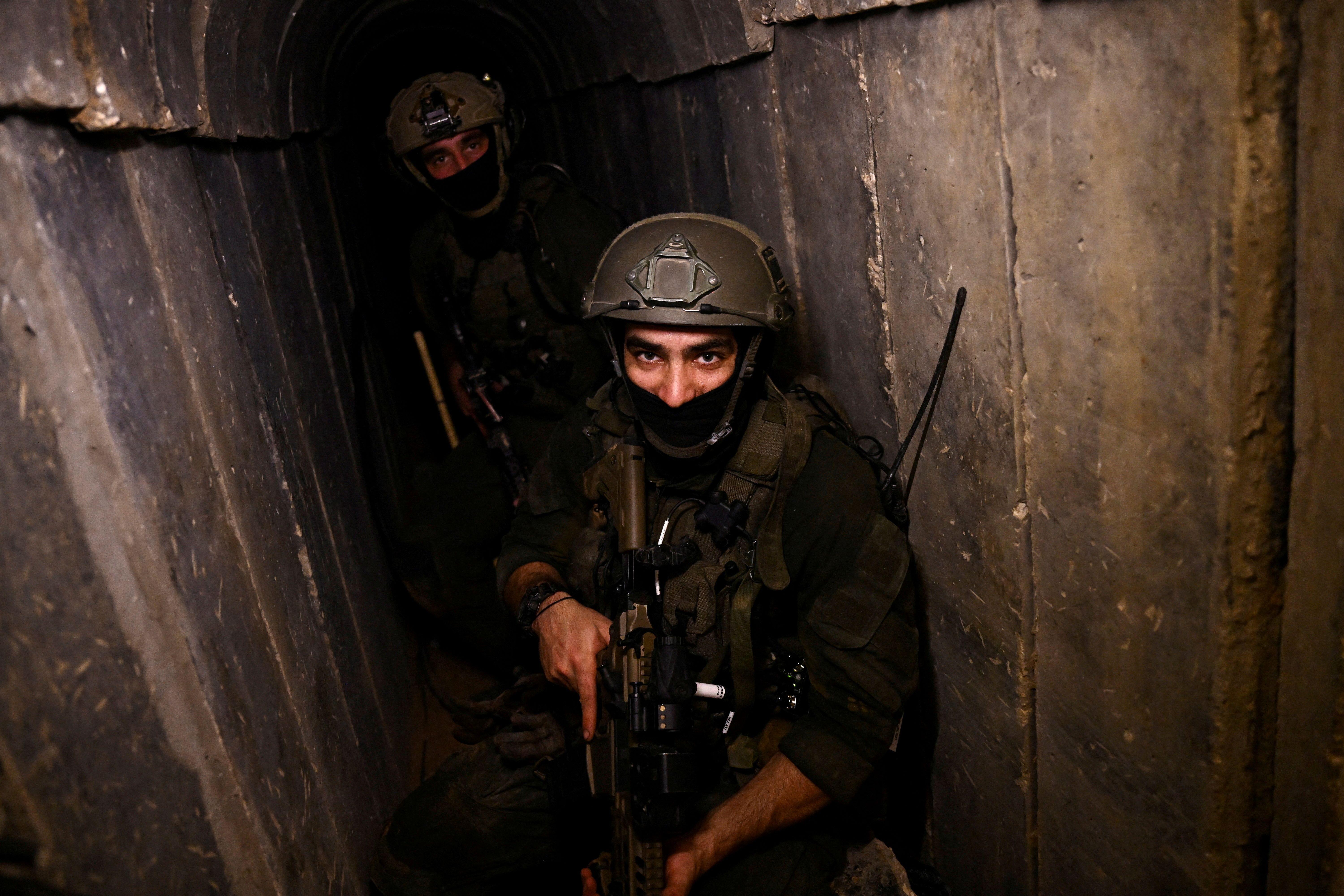 جنود إسرائيليون في أحد الأنفاق التابعة لحماس في الشهر الماضي، بحسب ما صرّح الجيش الإسرائيلي.