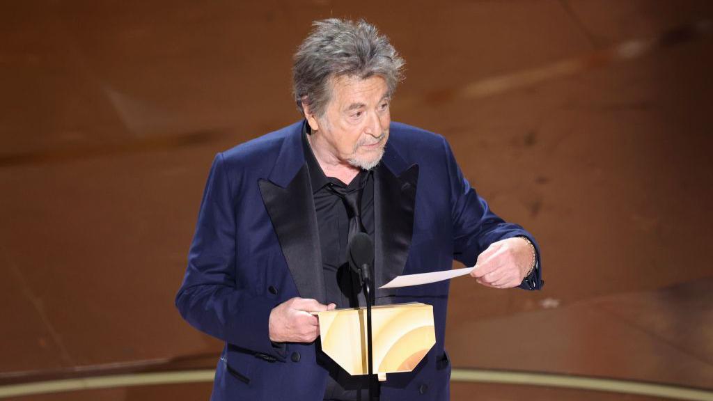 Al Pacino leyendo el premio a la mejor película