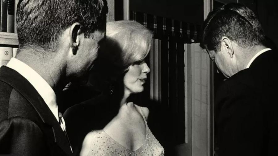 Ini adalah satu-satunya foto yang menampilkan John dan Robert Kennedy bersama Marilyn Monroe. 