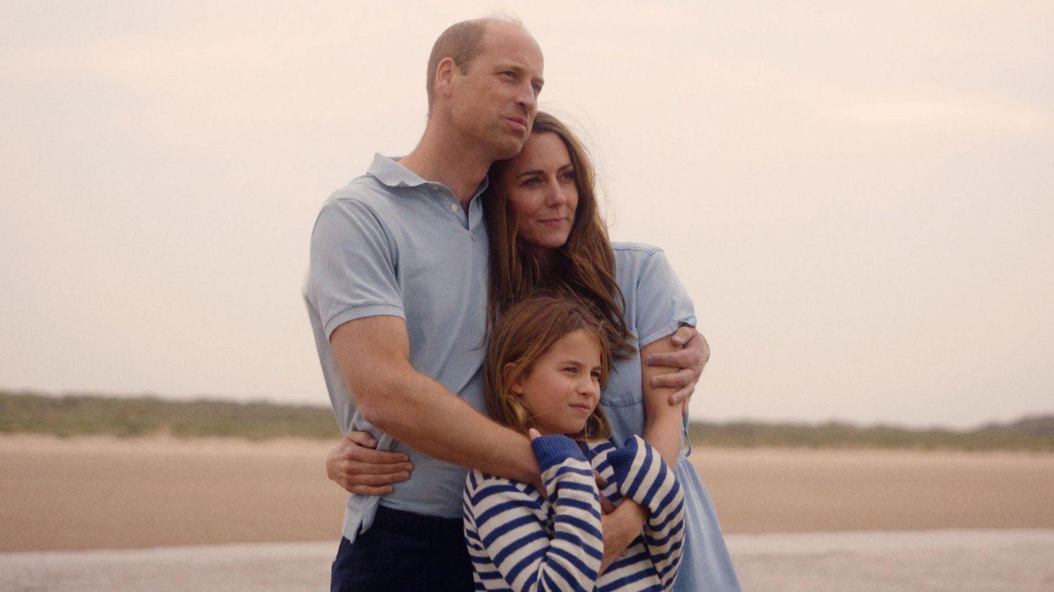 William, Kate y Charlotte abrazados mirando al horizonte