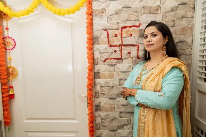 ہندو اس کا استعمال نئی چیزوں کے وقت کرتے ہیں جیسے نئے گھر میں آباد ہونے کے وقت