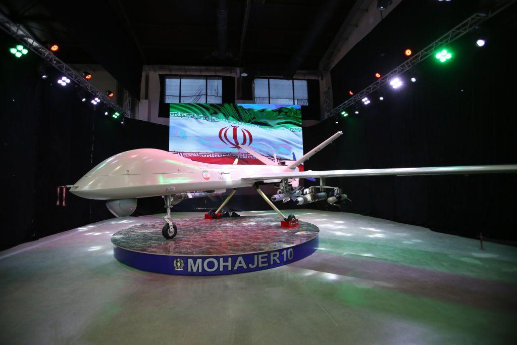 Drone Iran 'Mohajer 10' dipamerkan pada Pameran Industri Pertahanan di Teheran, Iran pada 23 Agustus 2023.