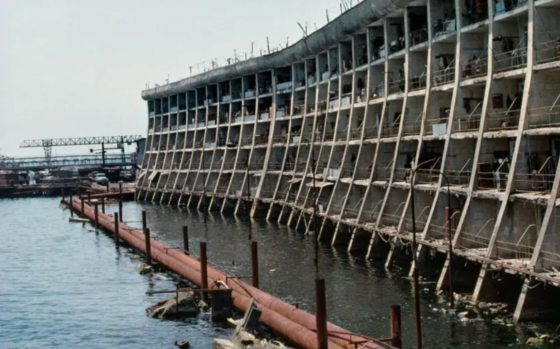 Imagem de um dos edifícios residenciais de Neft Dashlari