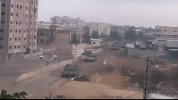Tank-tank Israel bergerak menuju Rumah Sakit Indonesia, Gaza utara, setelah serangan udara di area ini. BBC telah memverifikasi gambar yang berasal dari rekaman yang beredar di media sosial ini.