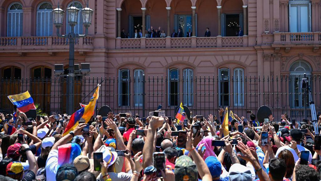 Multidão em frente à Casa Rosada, em Buenos Aires, acena para Javier Milei e Edmundo González