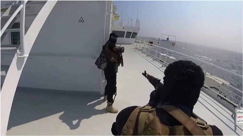 Imágenes difundidas por los hutíes que muestran a sus combatientes secuestrando un barco en el mar Rojo el 21 de noviembre.