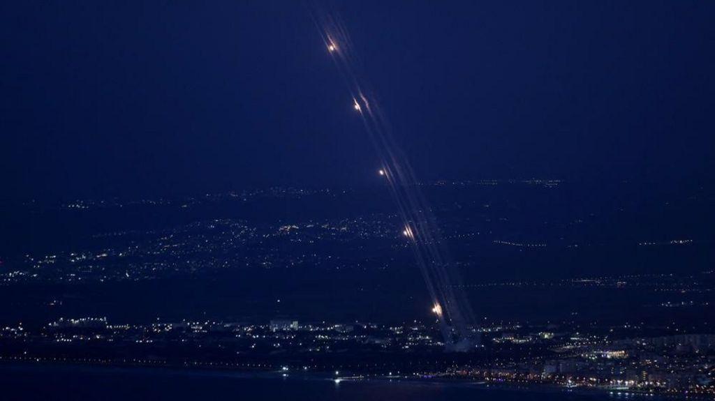 El lunes por la noche se lanzaron misiles interceptores Iron Dome desde Haifa, en el norte de Israel.