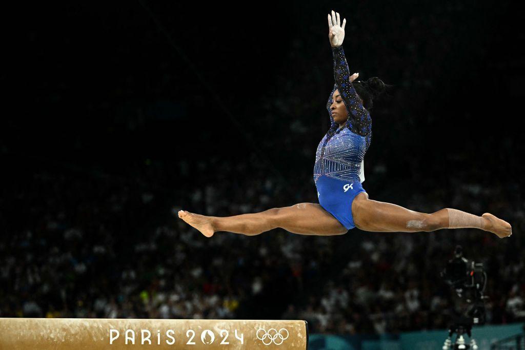 Simone Biles en la barra de equilibrio