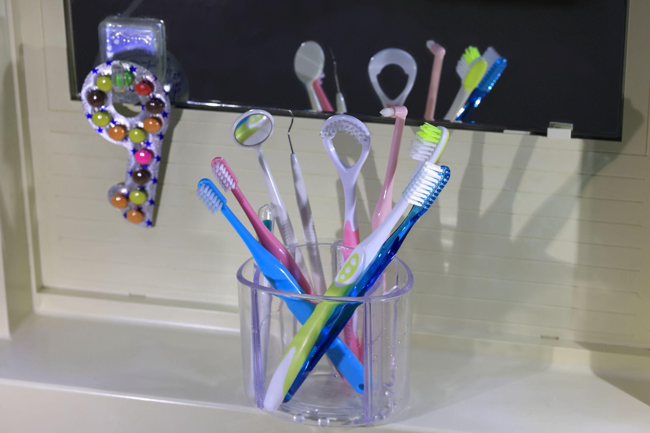 Varios implementos de higiene oral en un baño