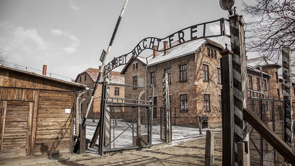 O portão principal de Auschwitz com a inscrição em alemão 