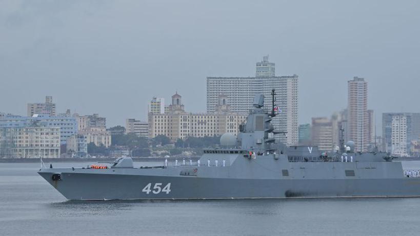 A fragata russa da classe Almirante Gorshkov, parte do destacamento naval russo em visita a Cuba, chegando ao porto de Havana.