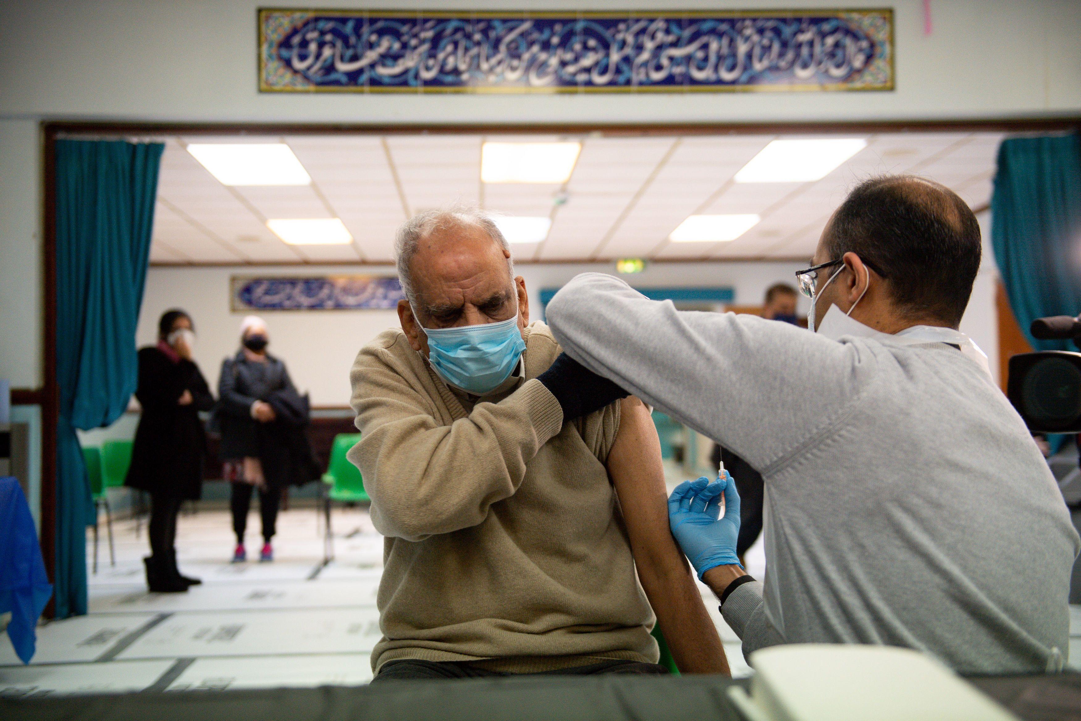 마수드 아마드(79)가 버밍엄의 알 압바스 모스크에서 옥스퍼드-아스트라제네카 코로나19 백신 주사를 맞고 있는 모습