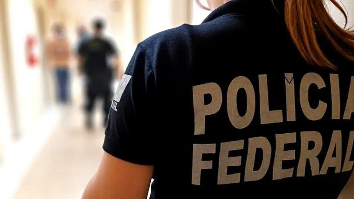 Agente da Polícia Federal com o nome da instituição nas costas da camisa