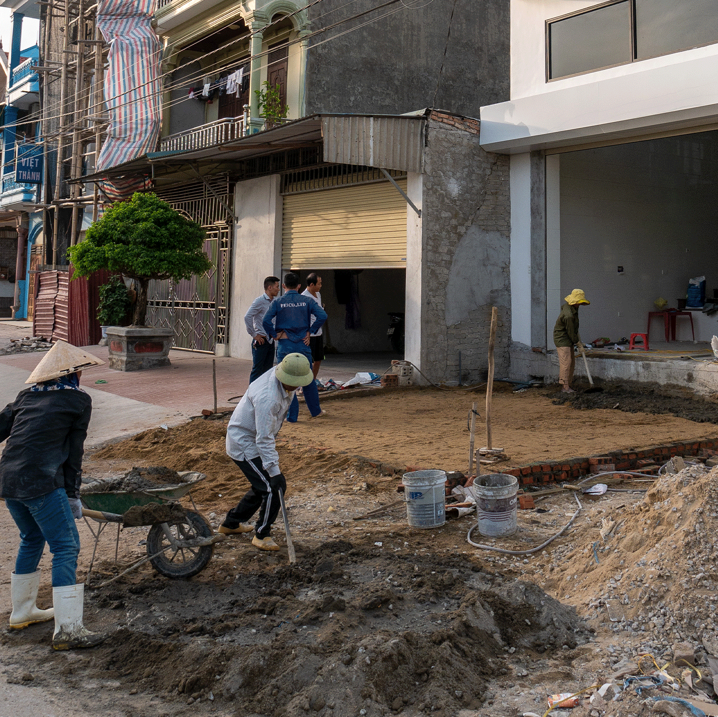 義安人民正在進行建築工作