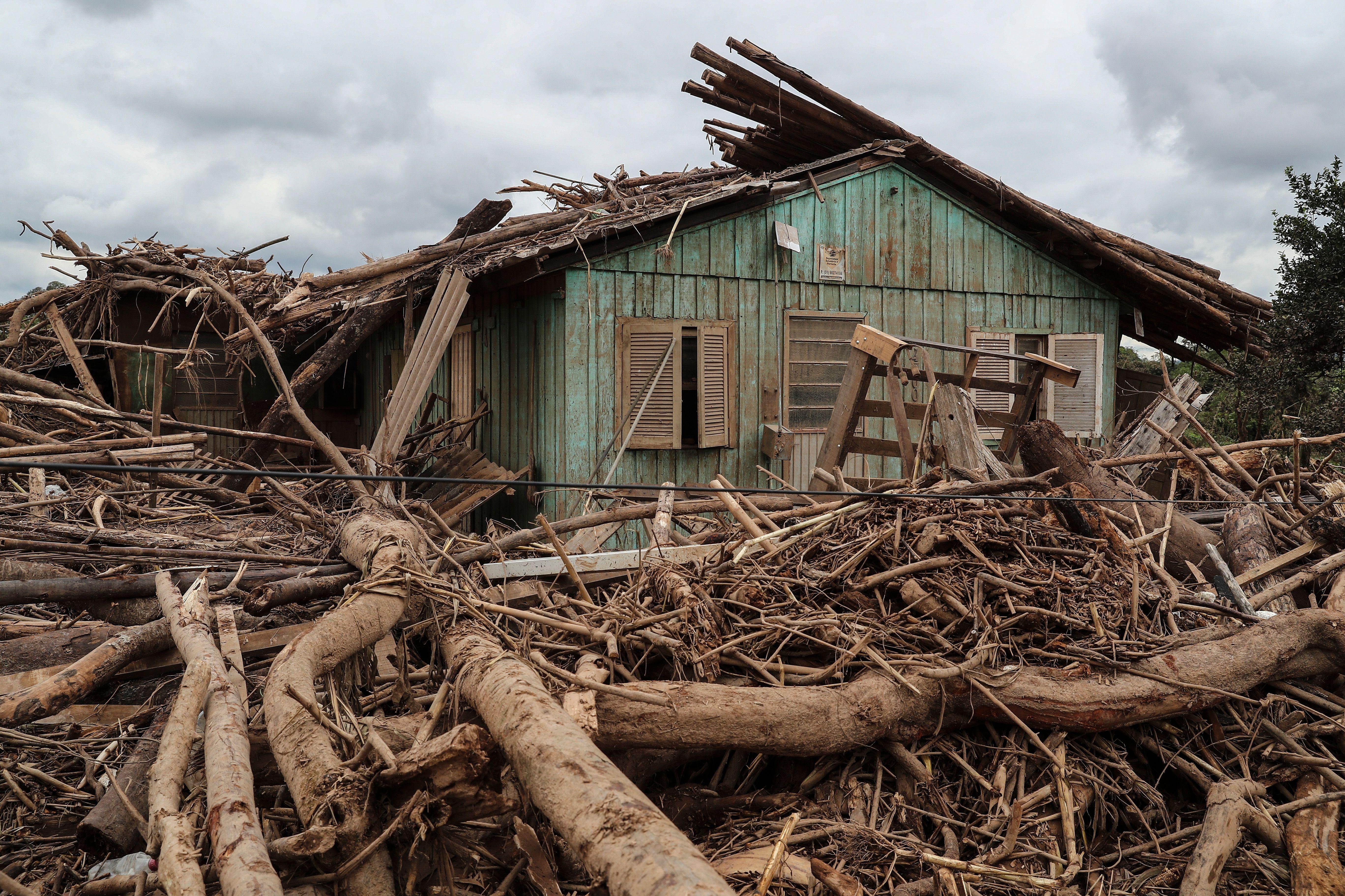 Casa de madeira destruída