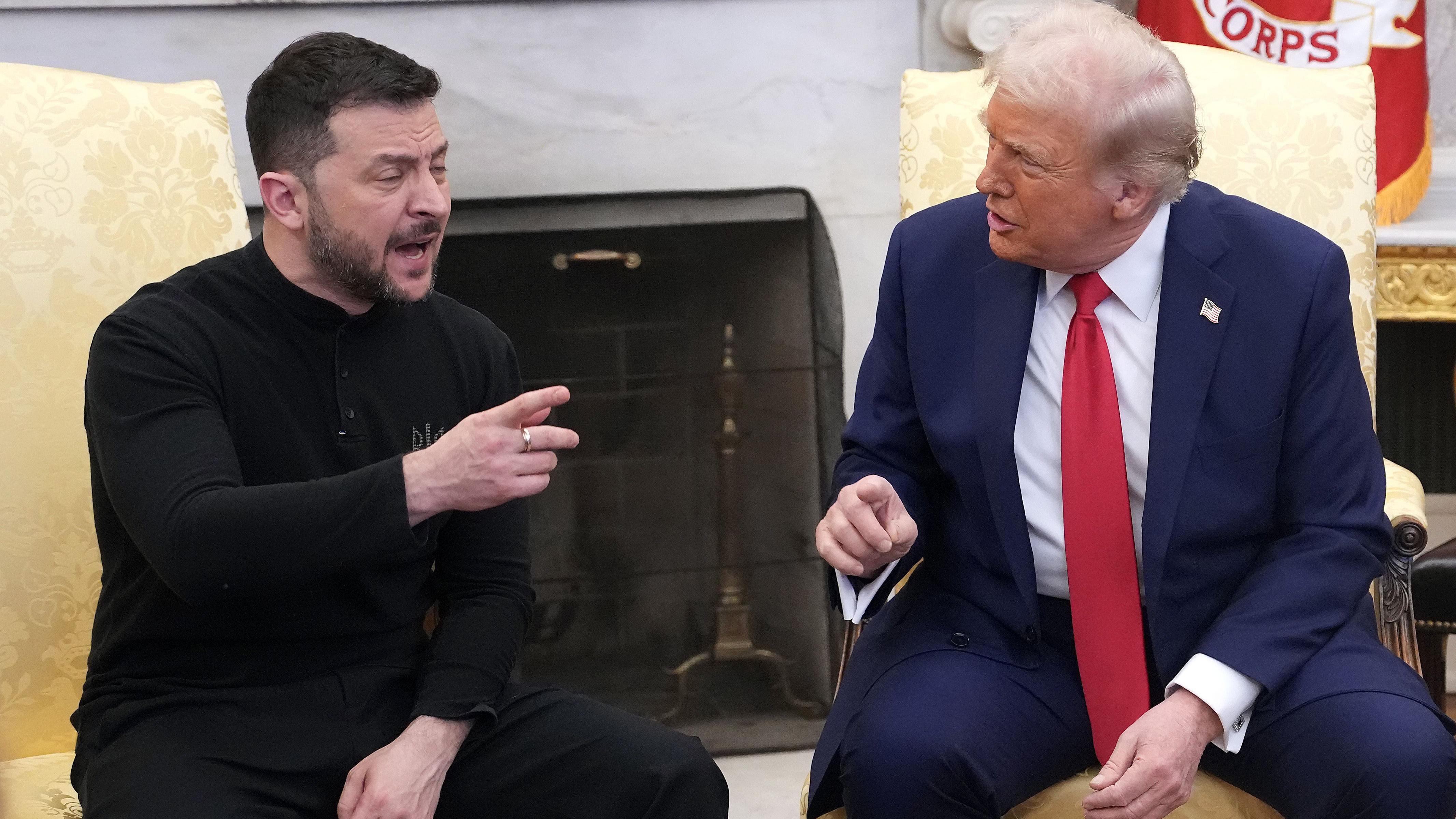 Donald Trump conversando com Volodymyr Zelensky durante encontro na Casa Branca na sexta-feira, dia 28 de fevereiro
