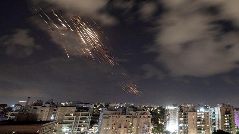 Sistem pertahanan udara Israel menangkal gempuran rudal Iran di Kota Ashelon, Selasa (01/10).
